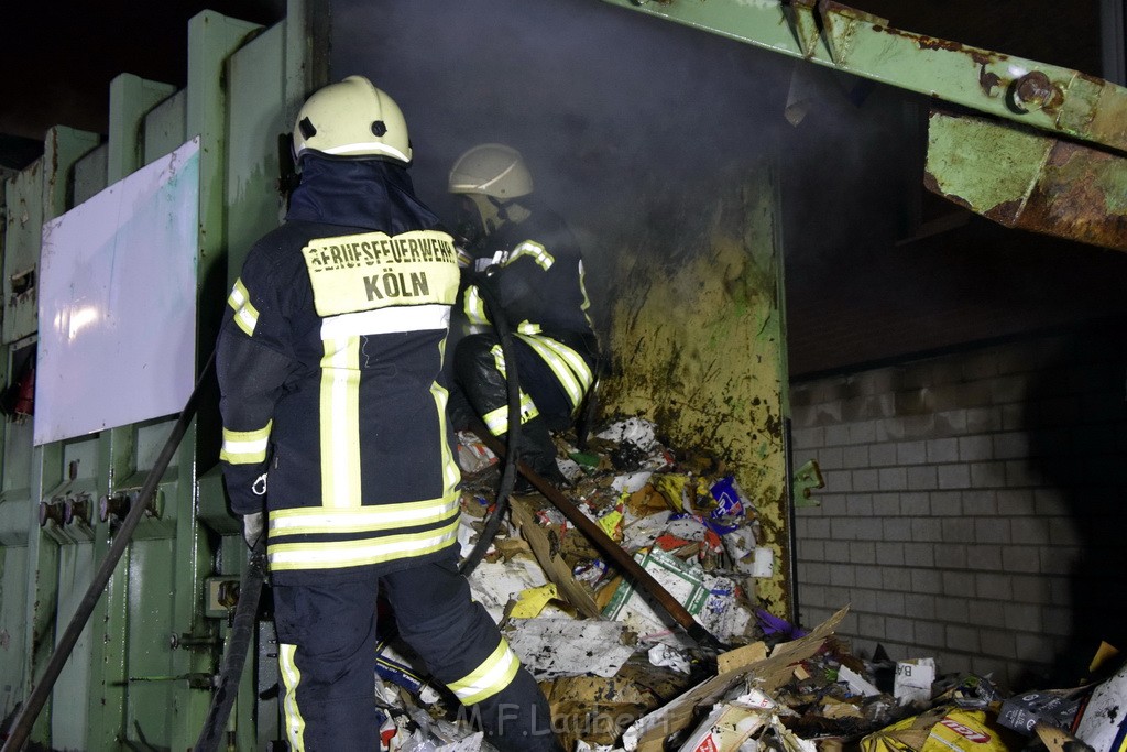 Feuer Papp Presscontainer Koeln Hoehenberg Bochumerstr P395.JPG - Miklos Laubert